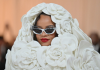 Rihanna arrasou no Met Gala 2023! (Veja fotos e detalhes do visual da cantora)