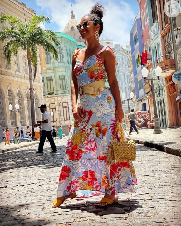 Vestido estampado longo está na moda! Veja dicas para usar sem medo