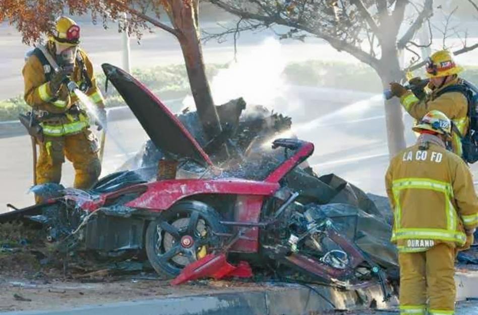 Fotos exclusivas: Paul Walker morto no local do acidente - Detalhes e últimas notícias