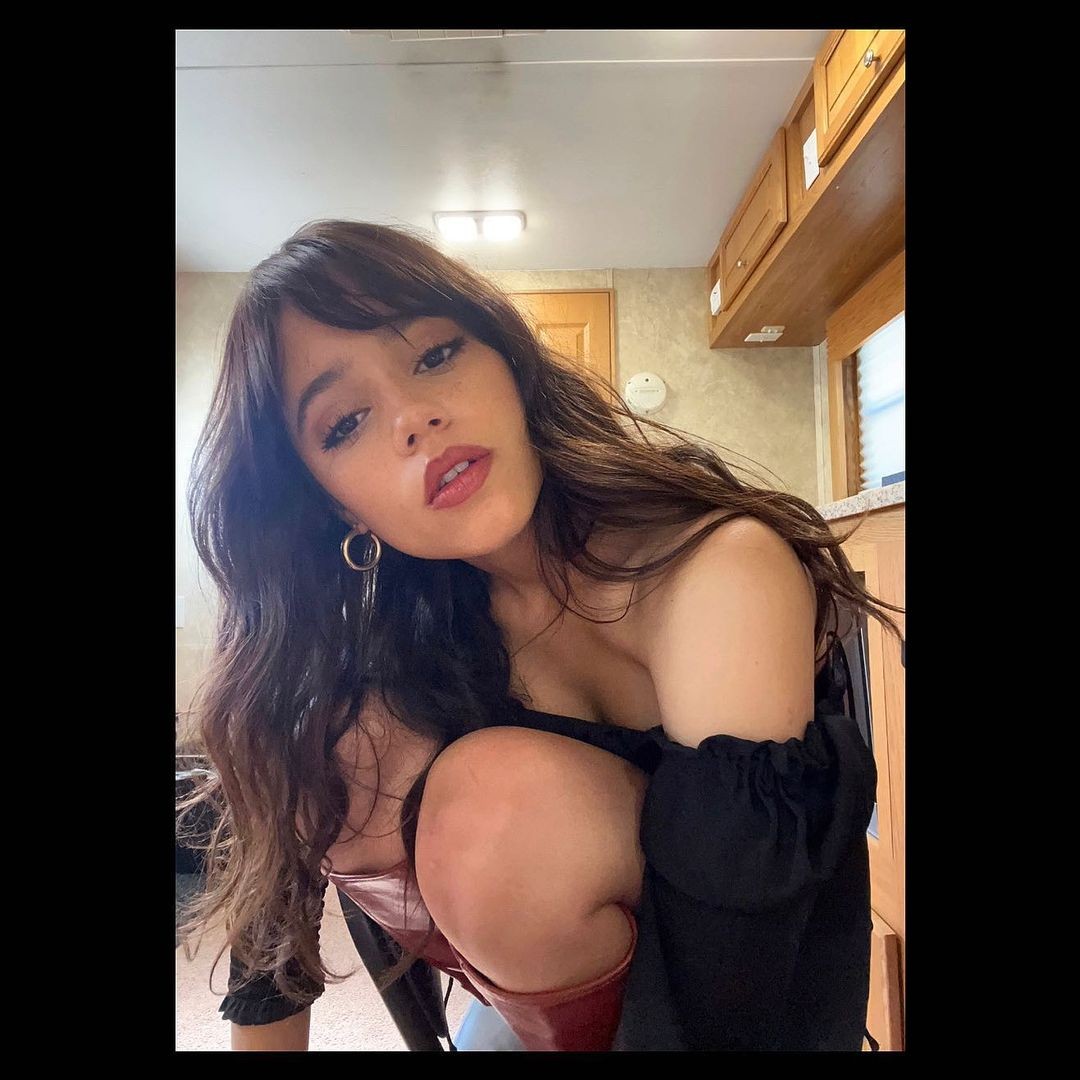 Fotos de Jenna Ortega Hottest: A Beleza da Atriz Que Incendeia a Internet!