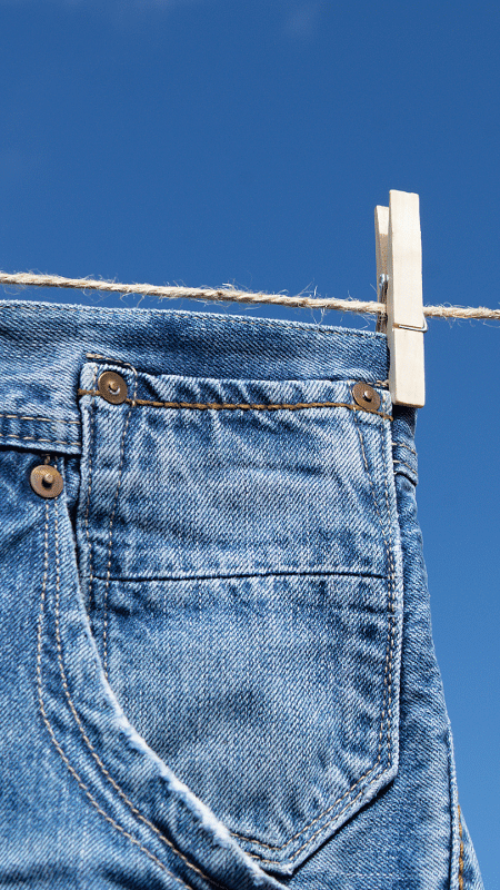 Como cuidar do seu jeans rasgado para durar mais? Veja aqui.