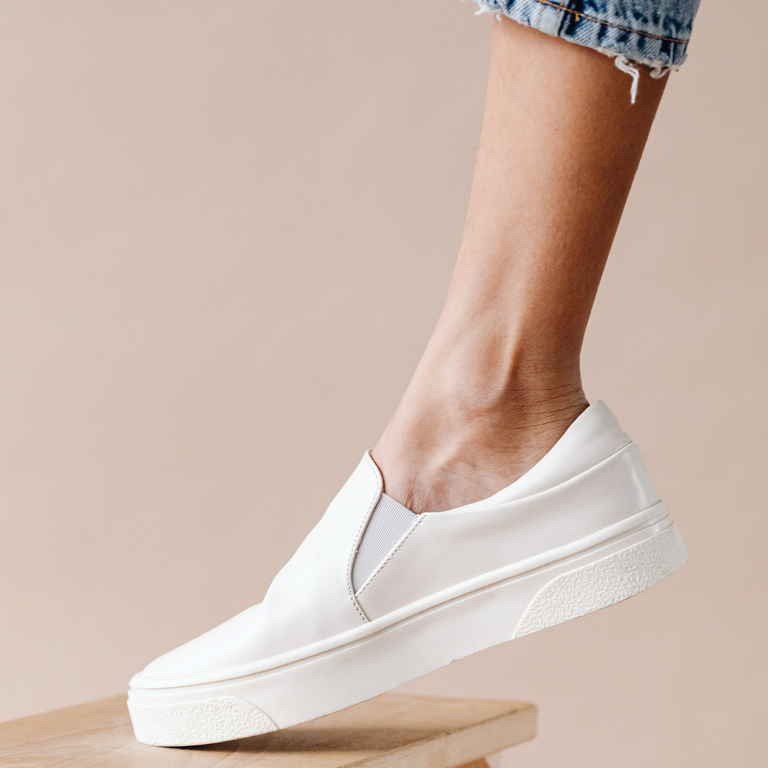 Tênis branco masculino e feminino: modelos em alta e onde comprar mais barato.