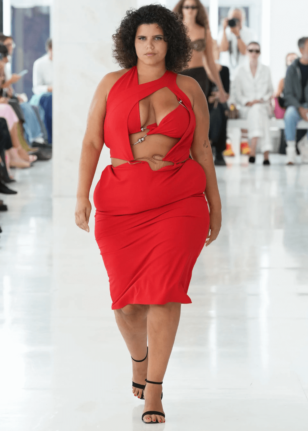 Modelos plus size em desfiles: beleza e representatividade na moda atual!