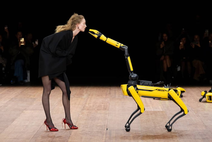 Moda e tecnologia no desfile: descubra as novidades que estão bombando!