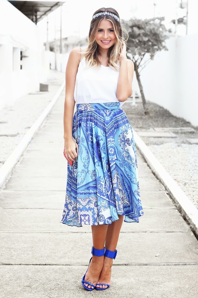 Não sabe montar um look com saia azul? Veja inspirações super estilosas.