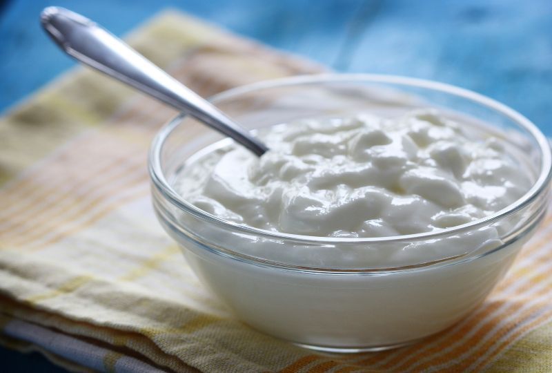 Iogurte grego natural caseiro ou industrializado: qual a melhor opção e por quê?
