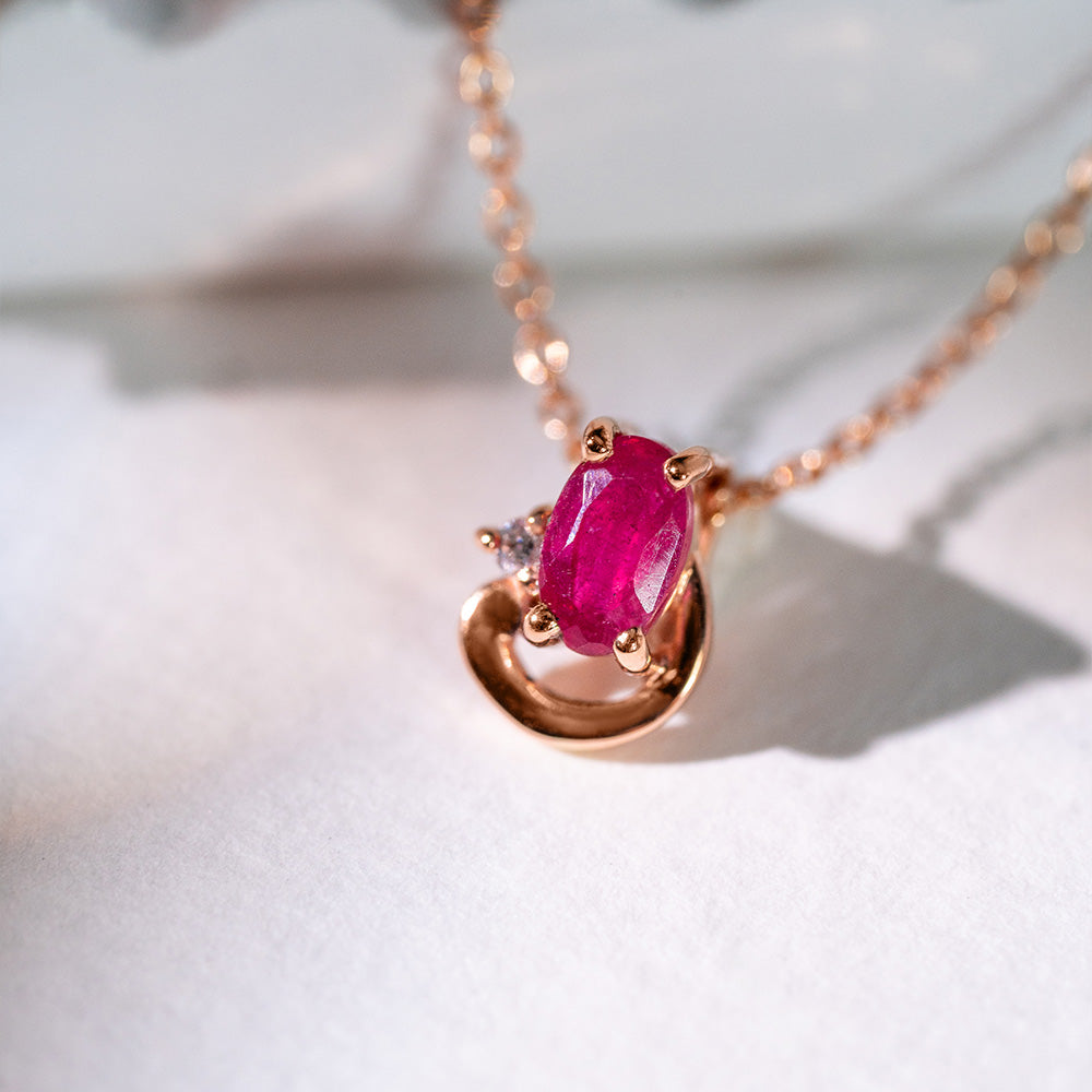 Colares com ouro rose: Descubra o significado e o poder dessa joia delicada.