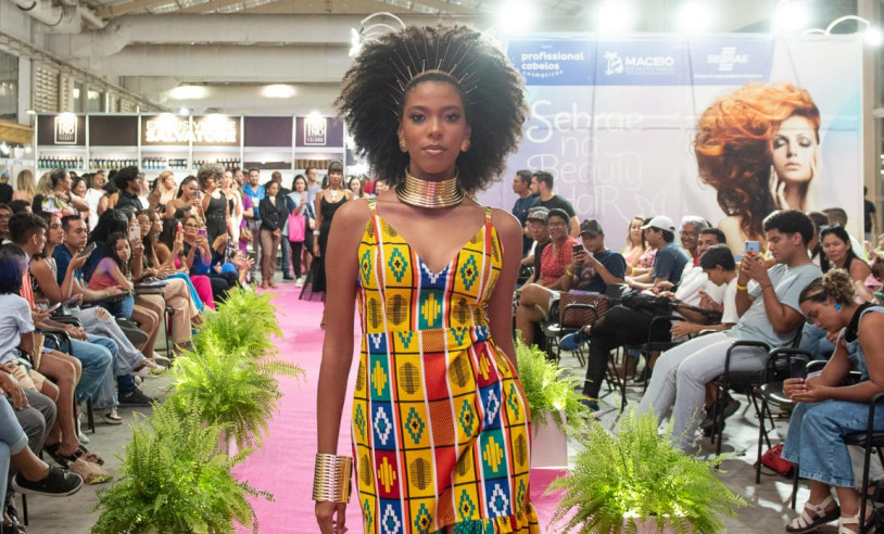 Cabelo natural em alta: Veja o desfile que celebra a beleza autêntica e inspire-se!