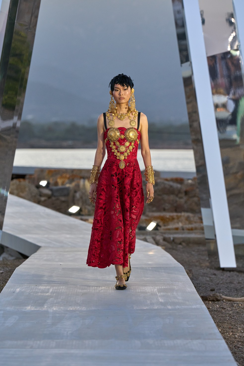 Desfile de roupas de gala femininas: A moda que você precisa ver agora!