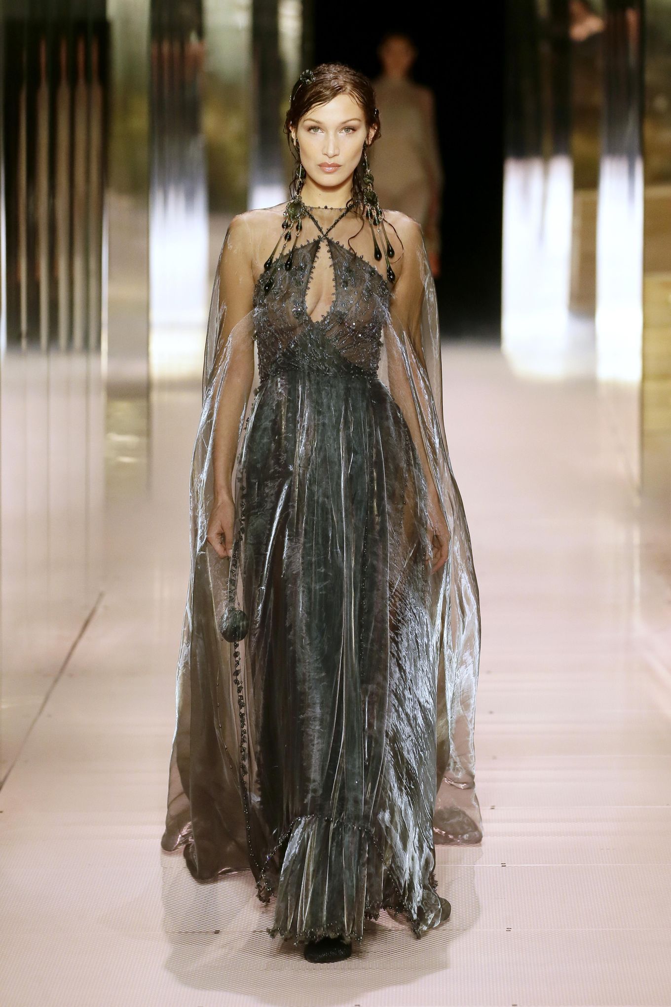 Desfile de roupas de gala femininas: A moda que você precisa ver agora!