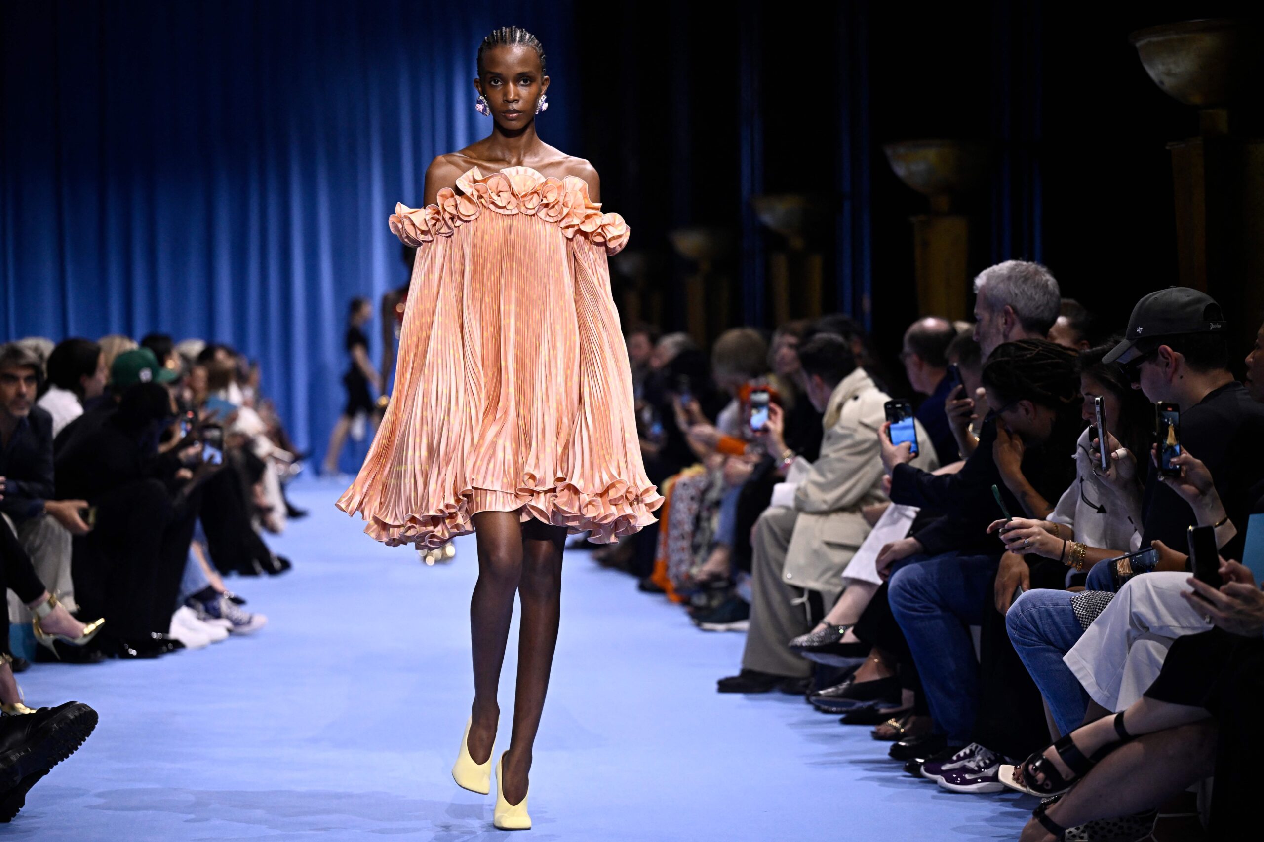 Moda parisiense: Desfile de roupas com influências de Paris.