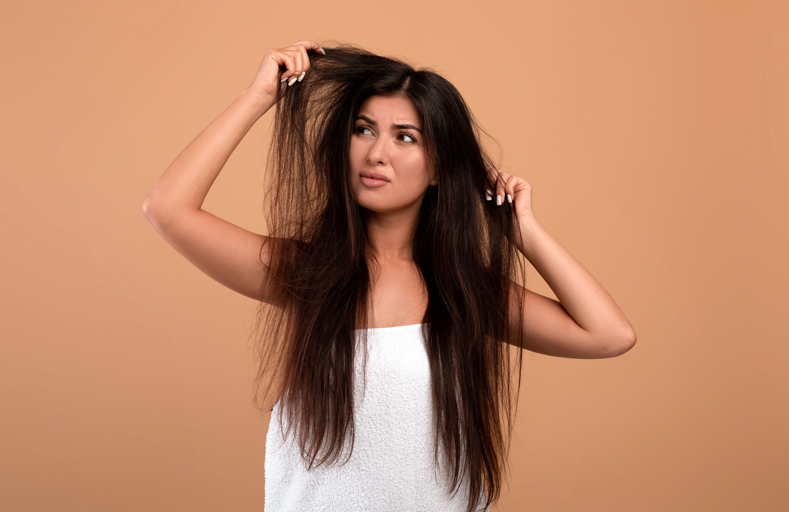 O que causa o frizz do cabelo? Entenda os motivos e aprenda de vez como evitar.
