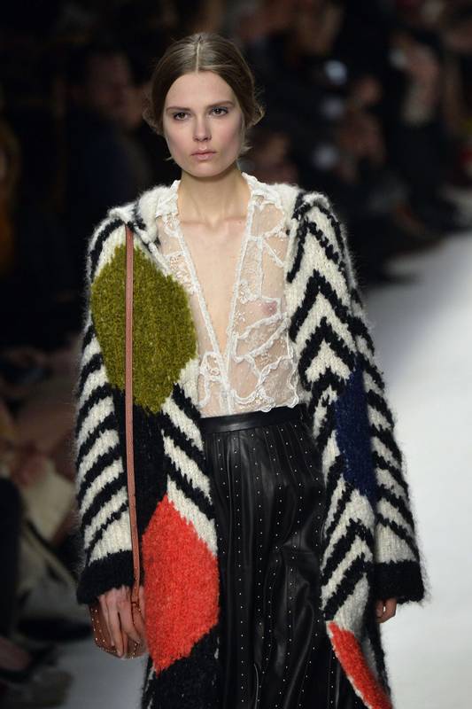 Destaque nas passarelas: Roupas com estampas geométricas no desfile. Use sem medo!
