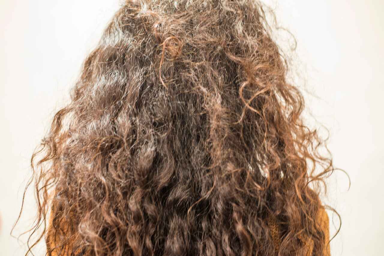 Tem muito frizz do cabelo? Descubra agora como diminuir esse problema chato.