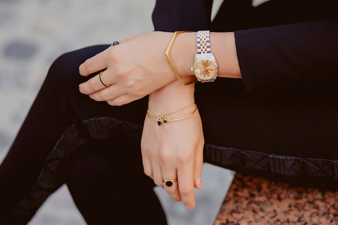 Looks com Pulseiras com design criativo: aprenda já! (Estilo e atitude!)