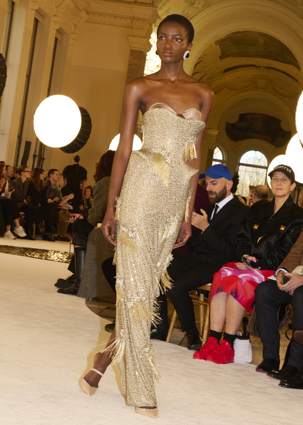 Desfile de moda para fashionistas: Segredos e novidades que vão te surpreender.