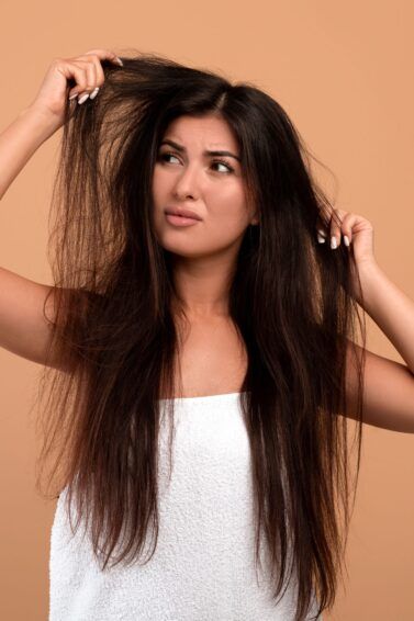 Tem muito frizz do cabelo? Descubra agora como diminuir esse problema chato.