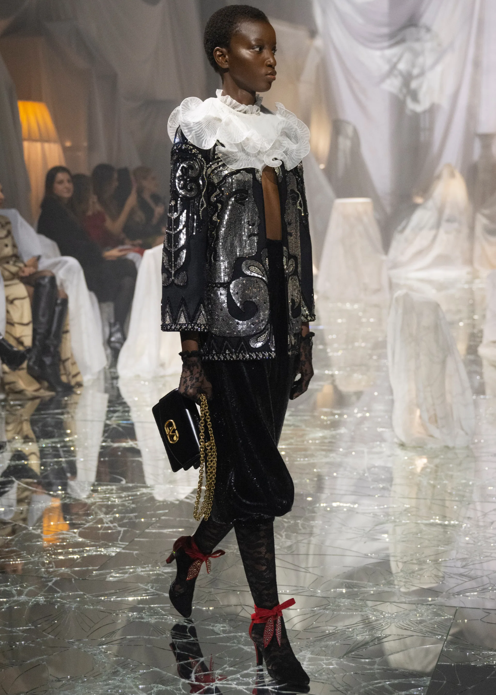 Desfile de moda para fashionistas: Segredos e novidades que vão te surpreender.