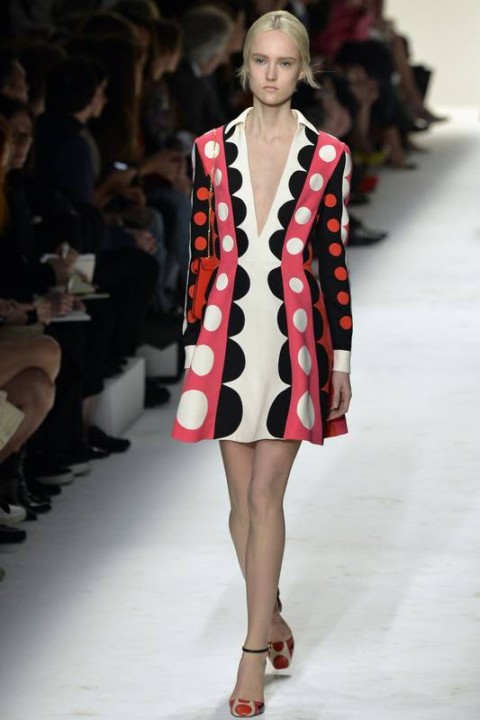 Roupas com estampas geométricas no desfile: veja como usar essa tendência super moderna.