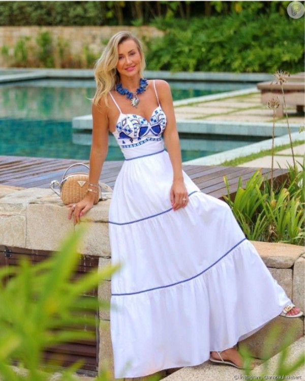 Como usar vestido azul e branco no dia a dia? (Ideias de looks casuais)