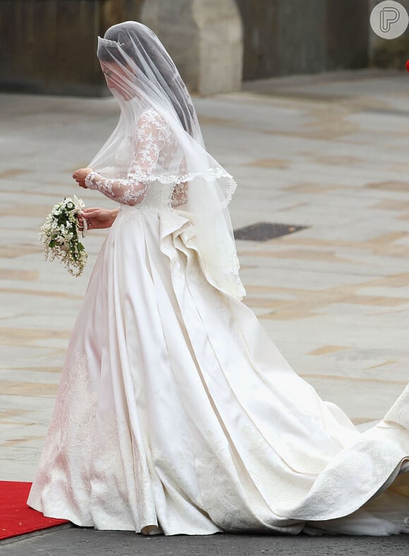 Quem desenhou o vestido de noiva da Kate Middleton? Saiba tudo sobre a designer!
