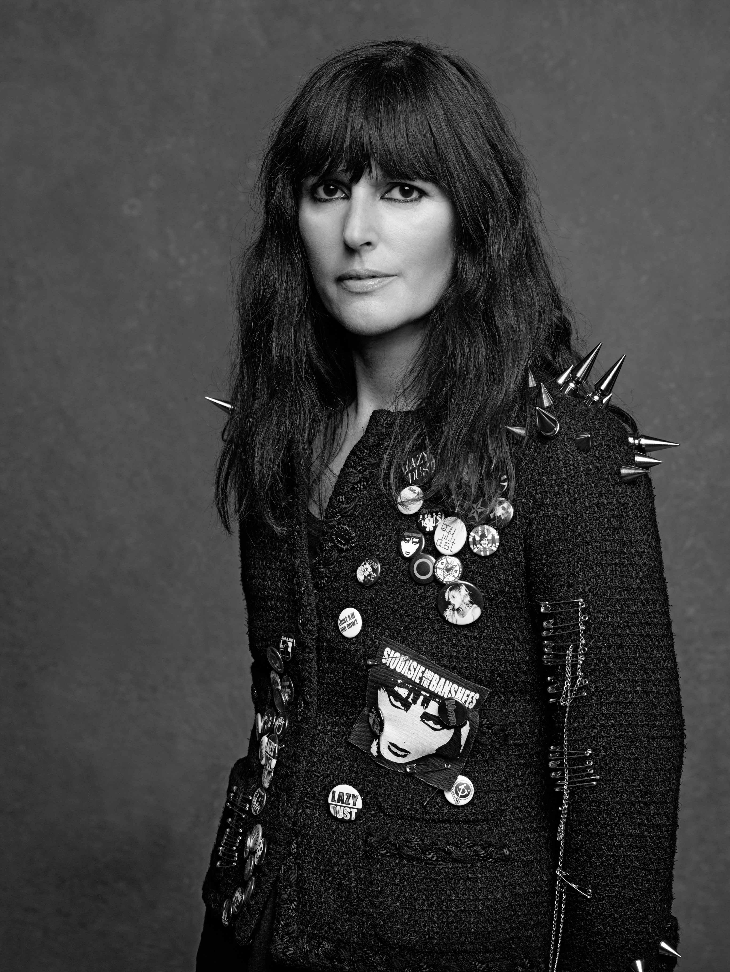 Quem é Chanel Virginie Viard? Descubra tudo sobre a mente criativa que comanda a Chanel atualmente.