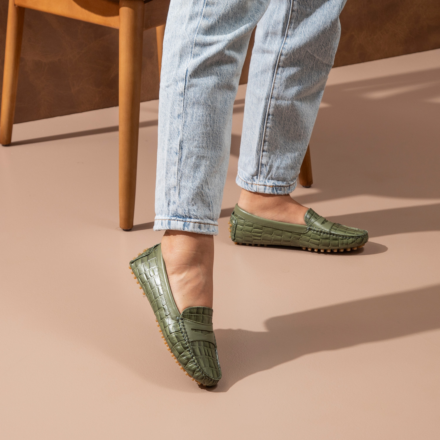Dicas para escolher seu sapato feminino verde militar ideal e não errar na compra.