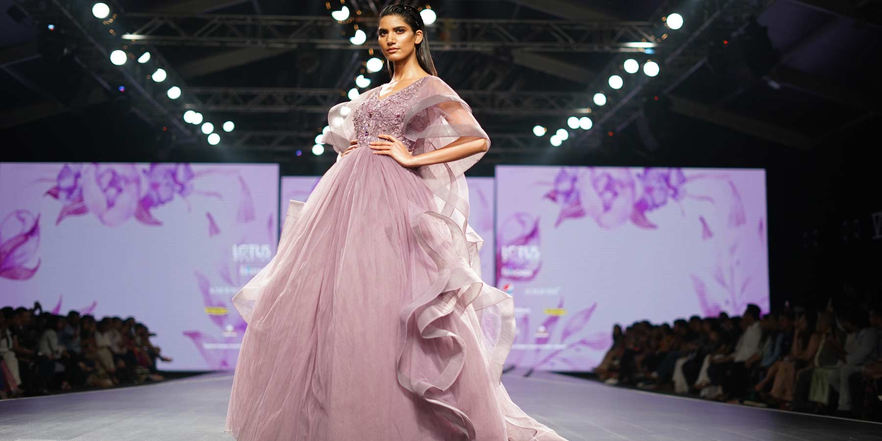 Desfile de roupas com detalhes modernos: Por que é legal? Descubra agora!