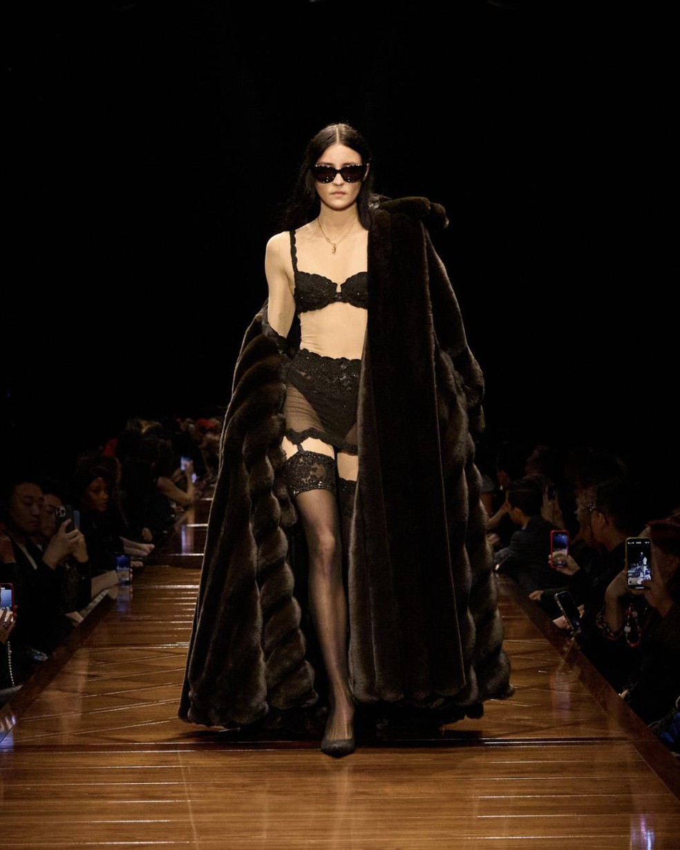 Desfile de roupas com modelos de cabelo curto: veja as últimas tendências da moda!