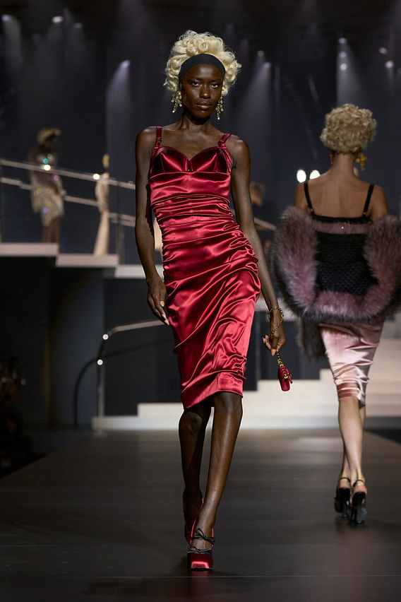 Desfile de roupas com modelos de cabelo curto: veja as últimas tendências da moda!