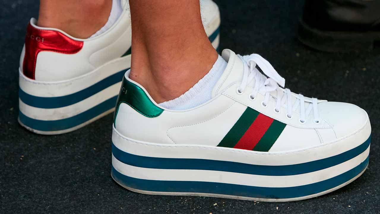 Tenis feminino para sair: descubra quais marcas são tendência este ano