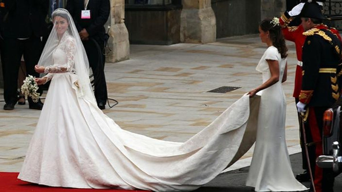 Quem desenhou o vestido de noiva da Kate Middleton? Saiba tudo sobre a designer!