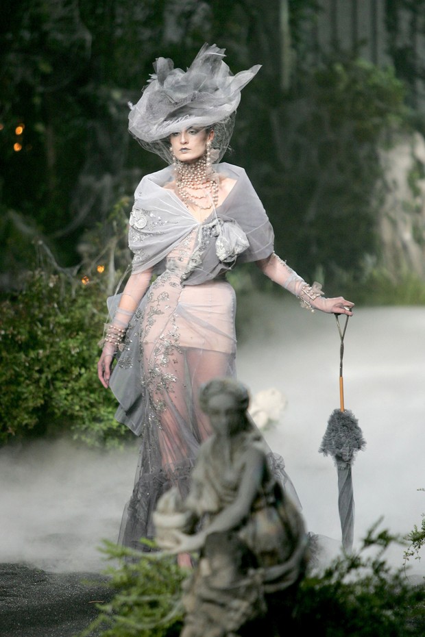Estilo Christian Dior Galliano: Era genial? Conheça suas criações famosas.