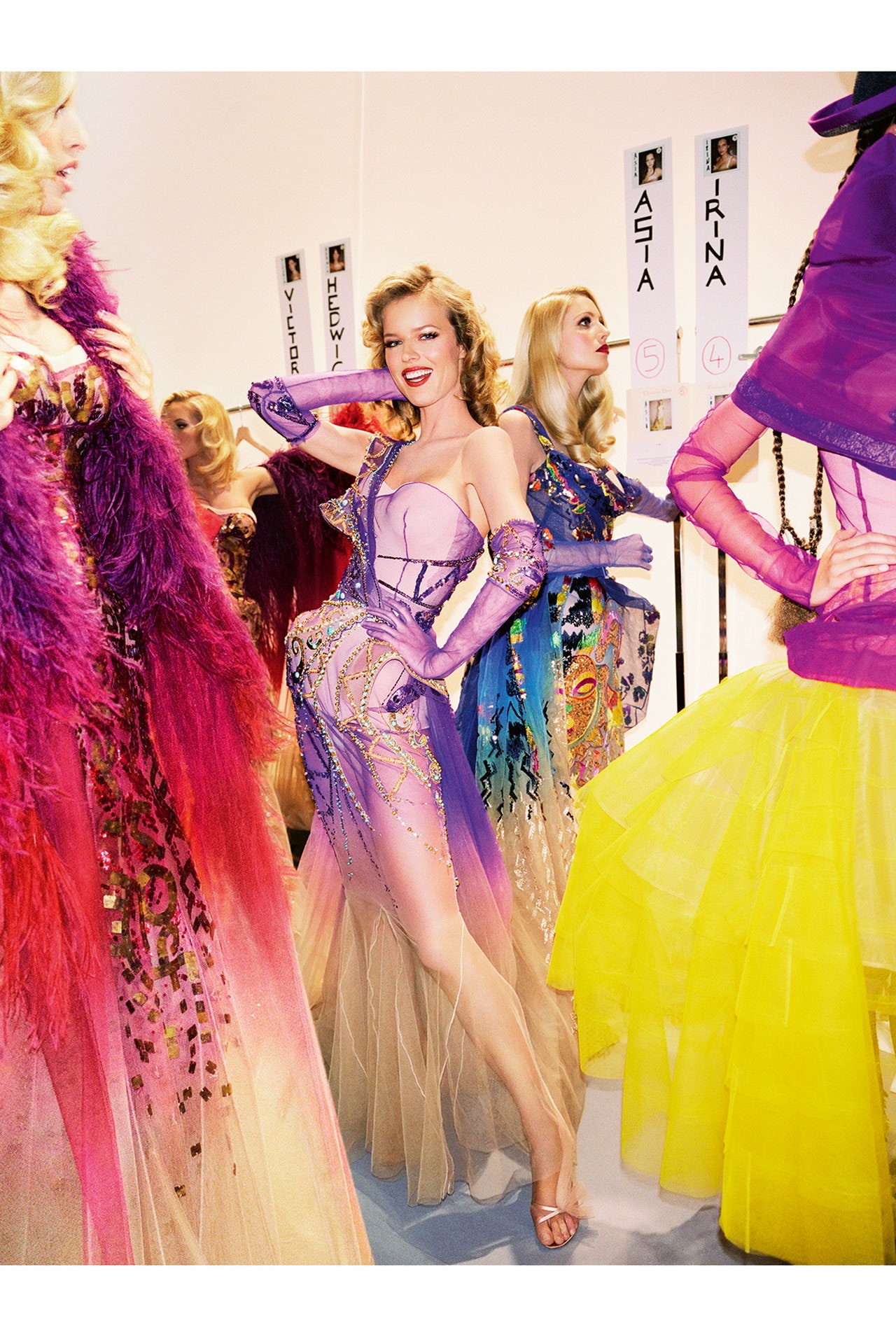 Estilo Christian Dior Galliano: Era genial? Conheça suas criações famosas.
