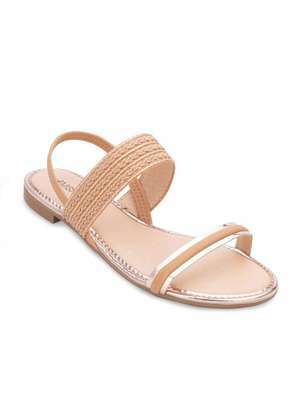 Sandalia rasteira na moda: conforto e estilo para os seus pés? Aposte nelas!