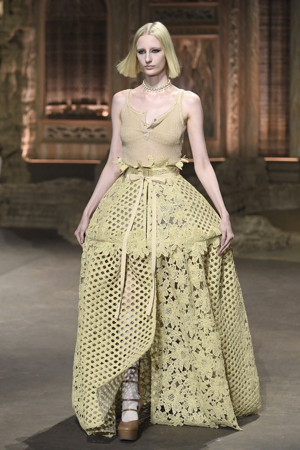 Desfile de roupas com detalhes modernos: Por que é legal? Descubra agora!