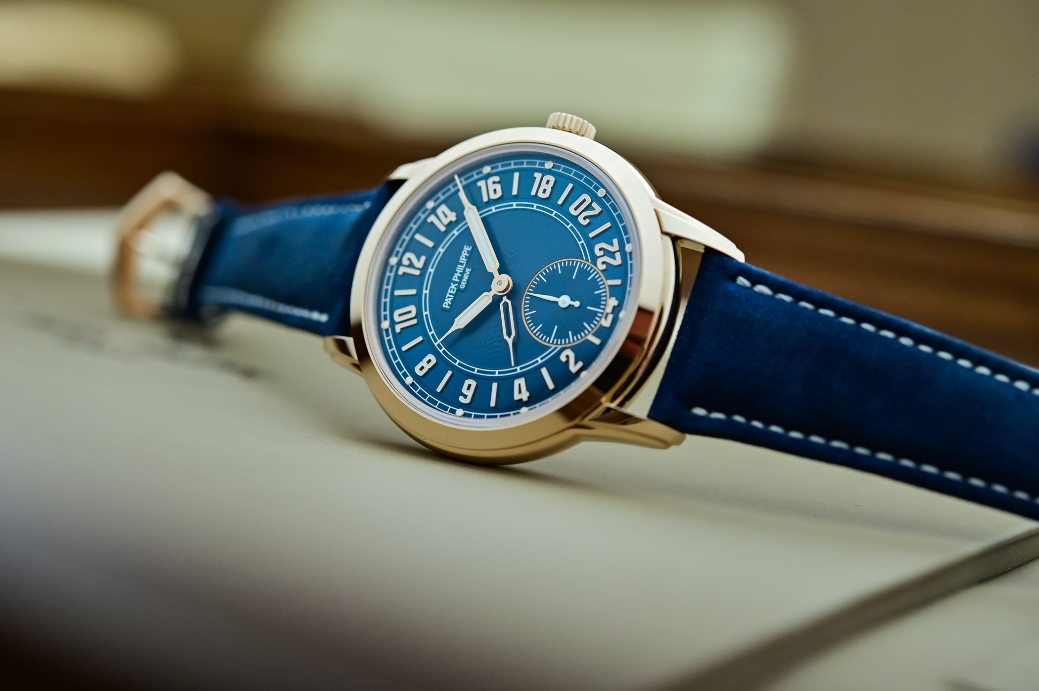 Guia do patek dual time calatrava: Tudo que você precisa saber antes de comprar.