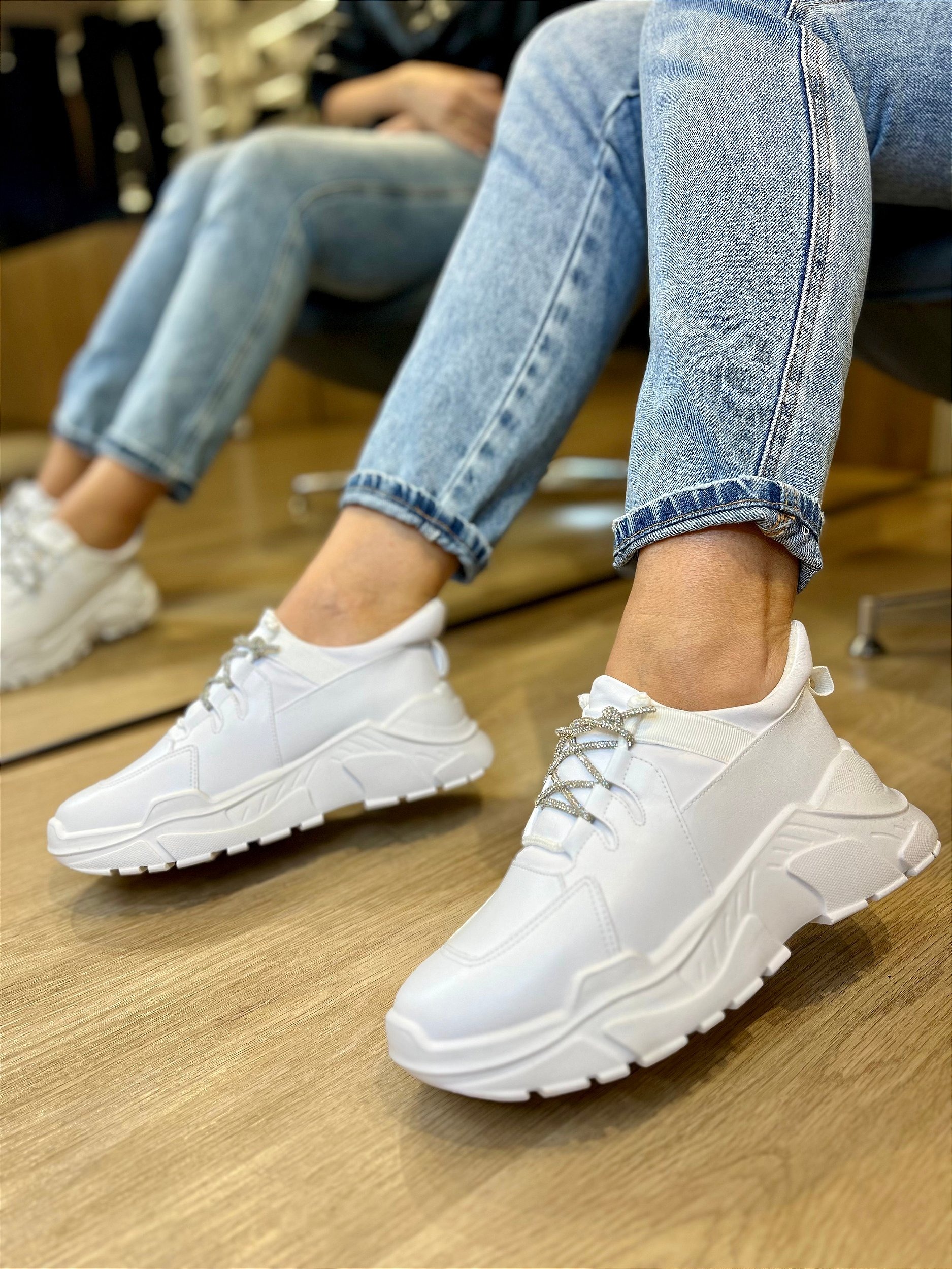 Qual a melhor marca de tenis branco social feminino? Veja top 4 marcas de qualidade!
