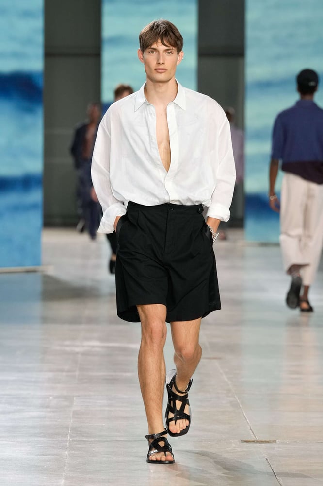 Desfile de roupas de verão para homens onde assistir? Melhores locais e eventos agora!