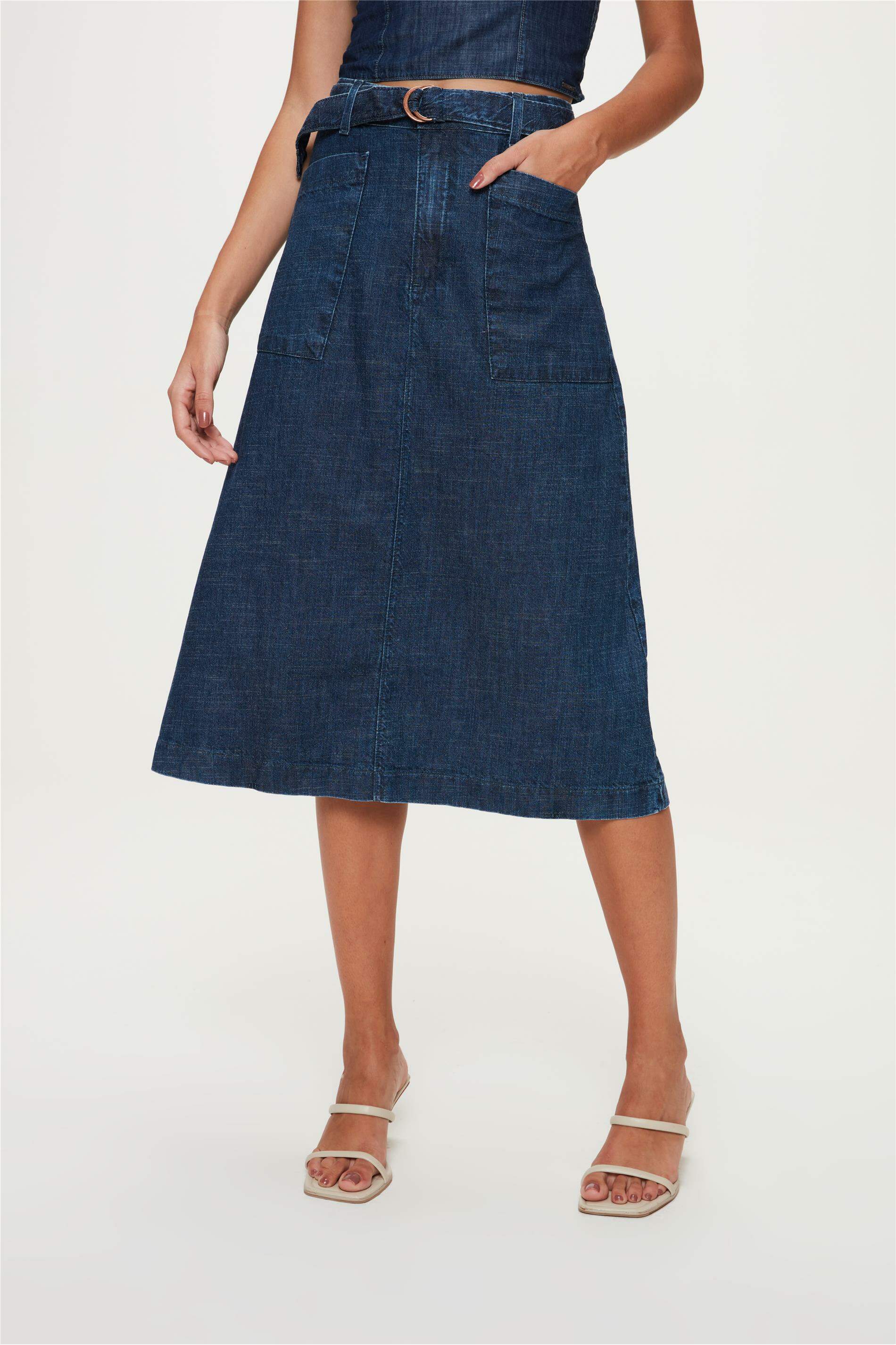 Saia mid jeans ou linho? Qual material vale mais a pena