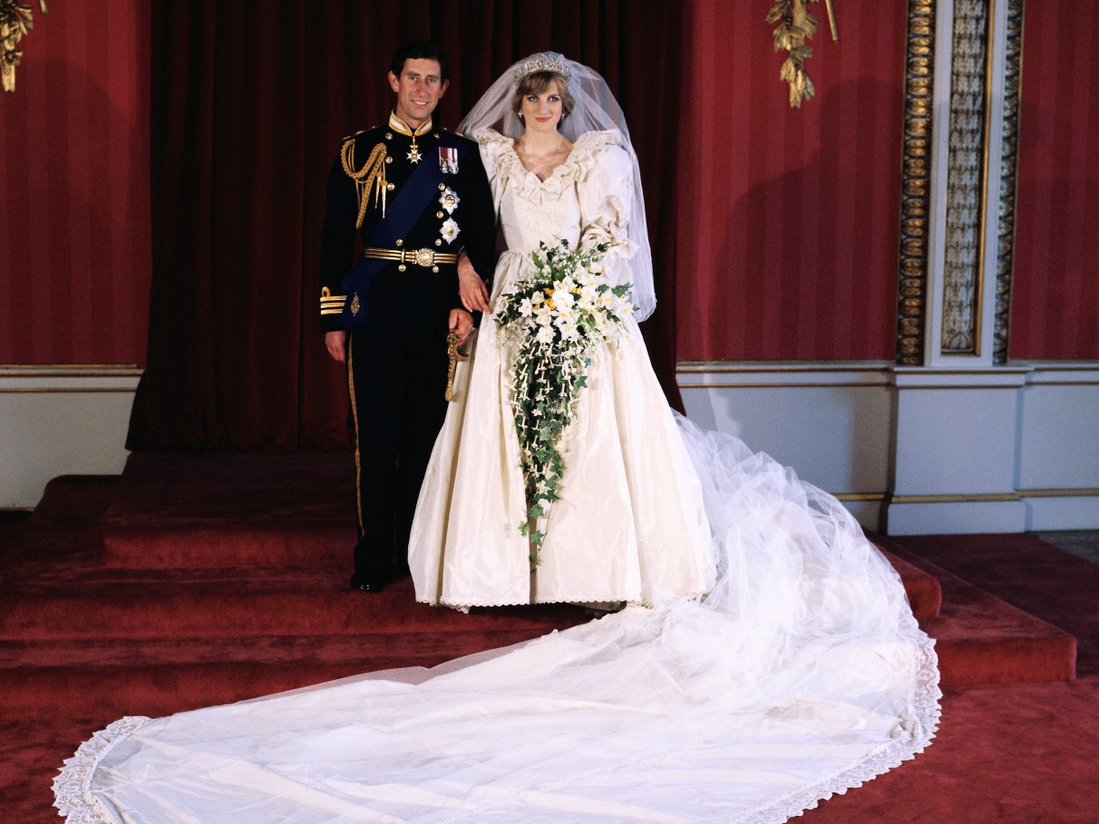 Por que o vestido de noiva da princesa Diana é famoso? (5 razões históricas explicadas facilmente!)