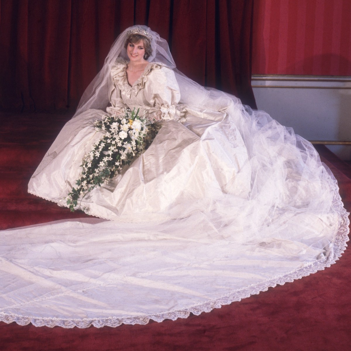 Por que o vestido de noiva da princesa Diana é famoso? (5 razões históricas explicadas facilmente!)