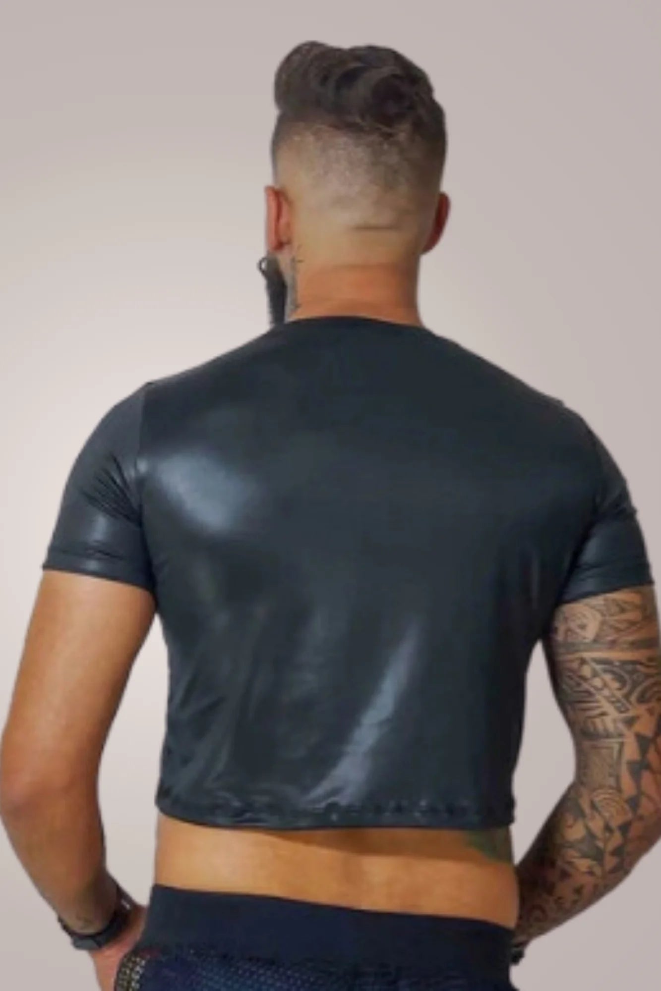 O que é cropped masculino e como comprar? Guia completo para vocês