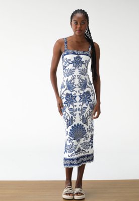 Quanto custa um vestido midi farm canelado? Dicas para economizar no preço!